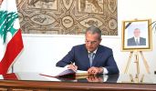 Minister Wadih Khazen signs register of Pres Elias Hraoui consolences at baabda palace 11 july 2006.jpg